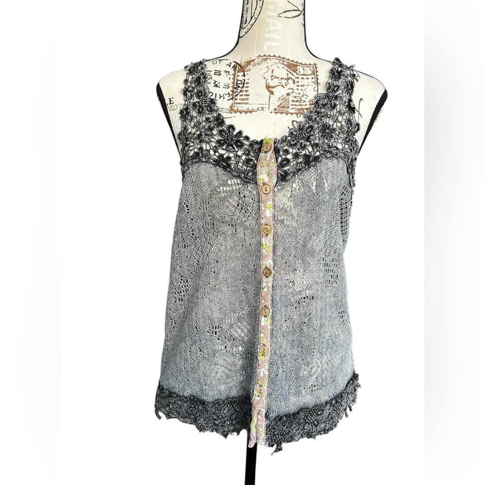 Gimmicks by BKE gray/black crochet lace sleeveless top size small